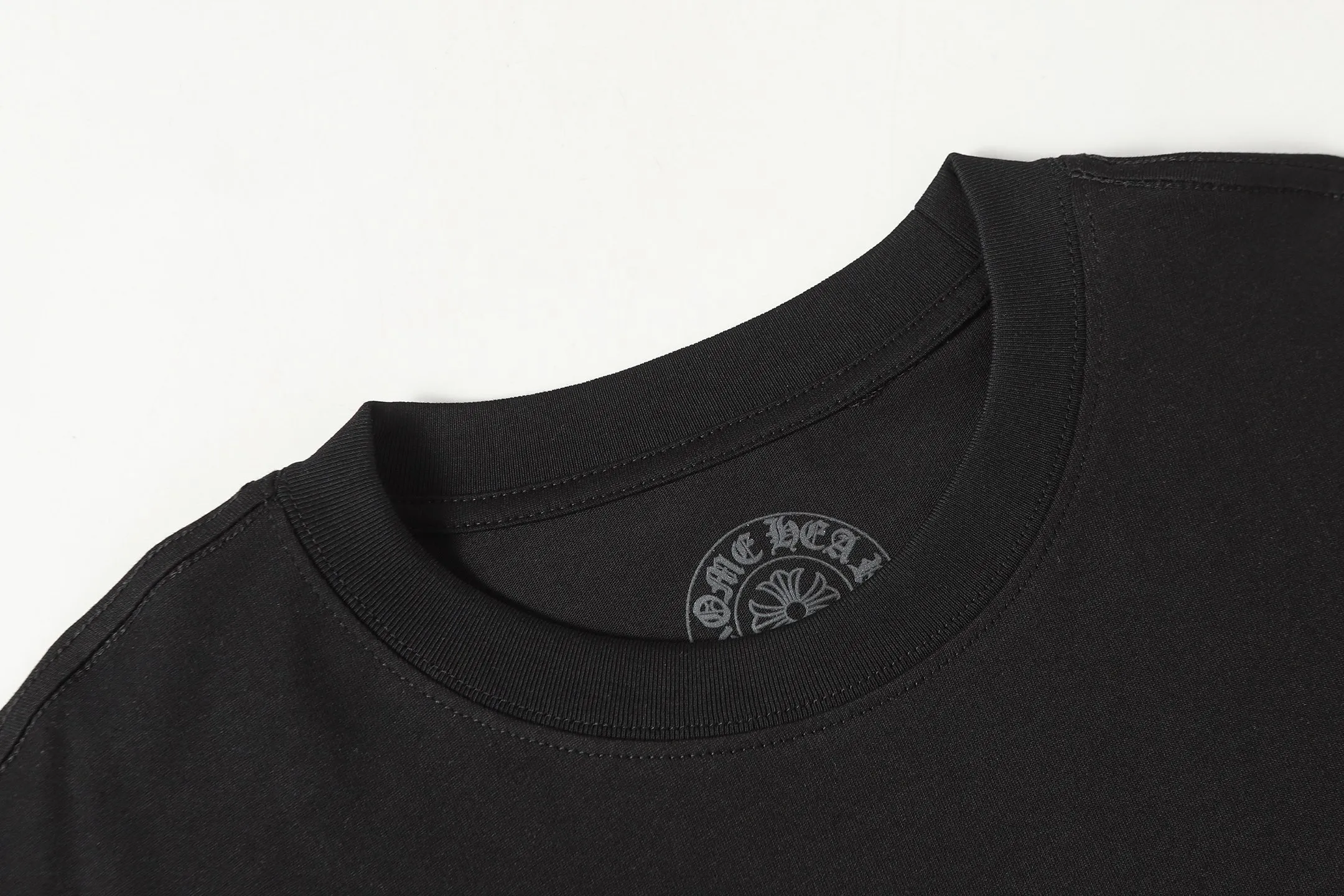 P150 Chrome Hearts CH Chrome Hearts colorful horseshoe Sanskrit city limited letter printed short-sleeved T-shirt Printed with direct injection imported machine Hardware and accessories are all milled and customized Correctly configured Black 2025 Chrome Hearts authentic packaging 260 grams of custom-dyed double yarn cotton Large version Loose and stylish Different from low version slim and long version The upper body stretches the hips 100% commitment: top quality Not fast food The highest version on the market Top quality - different from the ordinary versions on the market If you care about quality, you should also respect the price. Absolutely 0 after-sales service and 0 return rate so far. It’s hard not to love the style - 260g double yarn cotton custom dyed fabric - Correct high-density main mark, washed tag, hand-sewn
